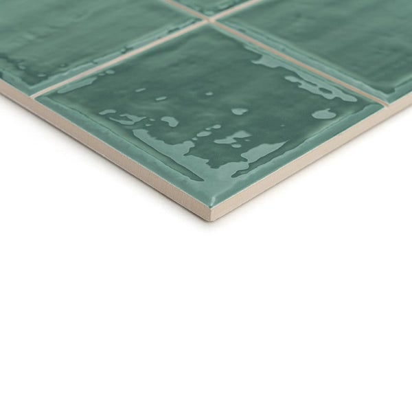 Quadratische Wandfliese mit glänzender Oberfläche und unebener Struktur in einer Packung