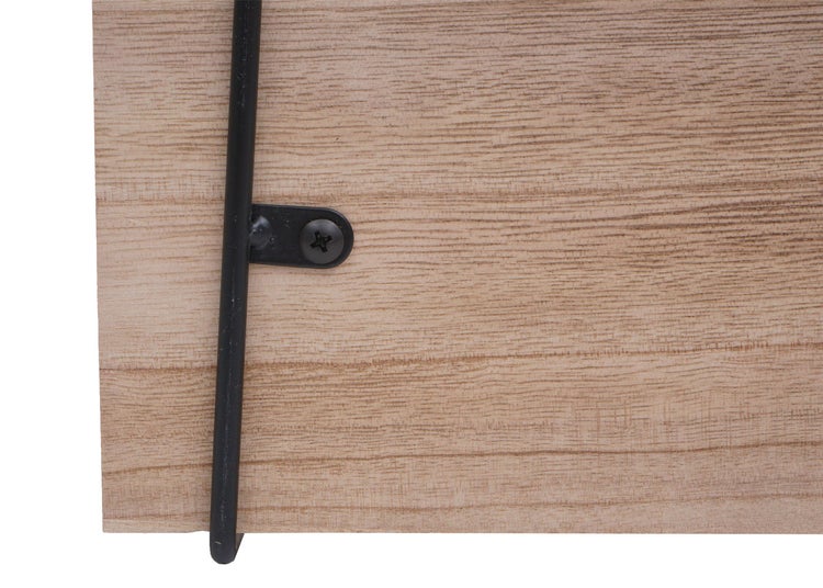 Detailaufnahme einer Holzplatte mit Metallhalterung und Schraube.