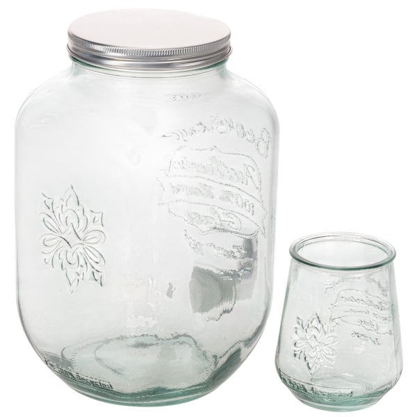 Vorratsglas aus Recyclingglas mit Metalldeckel und passendem Trinkglas mit Ornament-Relief.