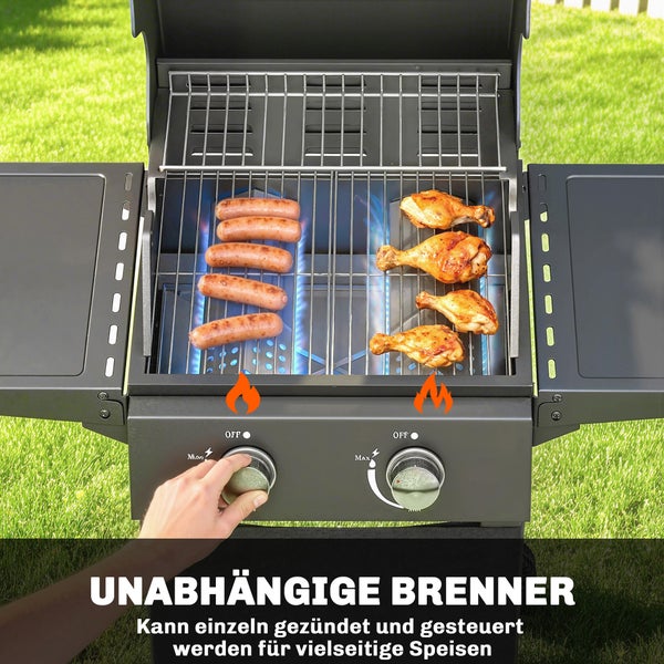 Gasgrill mit zwei unabhängig steuerbaren Brennern im Garten, Würstchen und Hähnchenkeulen auf dem Rost, eine Hand bedient den Drehregler.