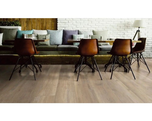 Schlafzimmer mit hellem Laminatboden.