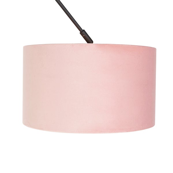 Zylindrische Lampe mit rosa Samtlampenschirm und dunkler Metallstange.