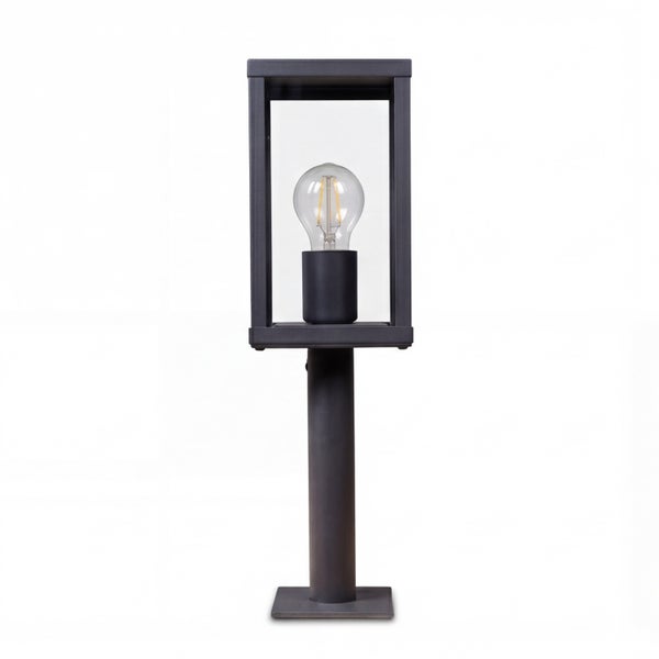 Moderne Außen-Sockelleuchte in Anthrazit mit rechteckigem Glasgehäuse und sichtbarem Leuchtmittel auf einem Rundpfosten.