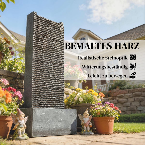 Moderner Gartenbrunnen in Steinoptik aus bemaltem Harz, witterungsbeständig und leicht zu bewegen, platziert in einer Gartenanlage.