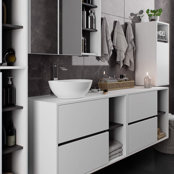 Modernes Badezimmer mit Waschtisch, Spiegel und Handtüchern