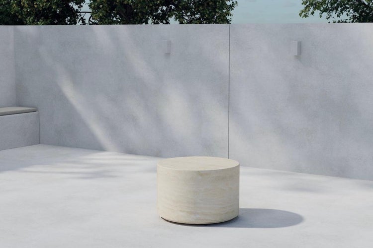 Runder Tisch aus Stein im Außenbereich