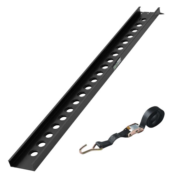 Trutzholm Auffahrrampe aus schwarzem Metall mit Lochprofil und schwarzer Spanngurt mit Ratschenverschluss und Haken.