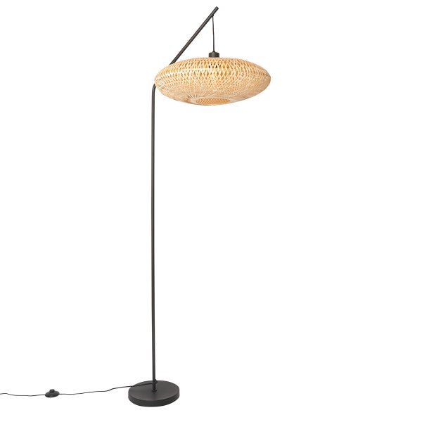 Stehlampe mit Lampenschirm aus Rattan
