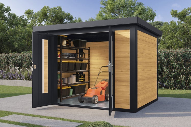 Modernes Gartenhaus mit Flachdach und offenstehenden Doppeltüren, ausgestattet mit Metallregalsystem und Rasenmäher, Holzoptik mit dunklem Rahmen