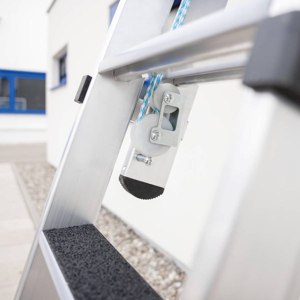 Detailansicht einer Aluminiumleiter mit Rollenmechanismus und Seilzug