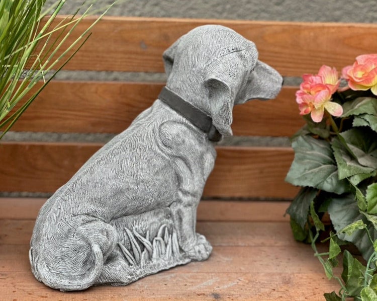 Gartenfigur Dackel sitzend aus Steinguss, detailreiche Hundefigur für den Außenbereich und die Gartendekoration.
