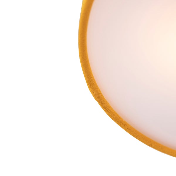 Detail einer runden Deckenleuchte mit ockerfarbenem Samtrand und weißem Diffusor.
