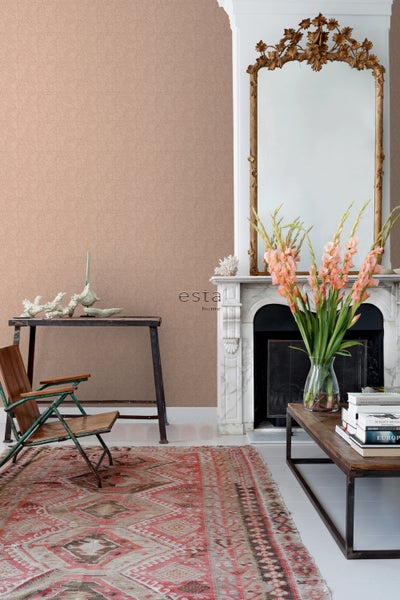 Wohnzimmer mit gemusterter Tapete, Kamin und Spiegel