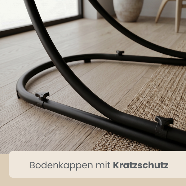 Bodenkappen mit Kratzschutz an einem Metallgestell auf einem Holzboden und Teppich.