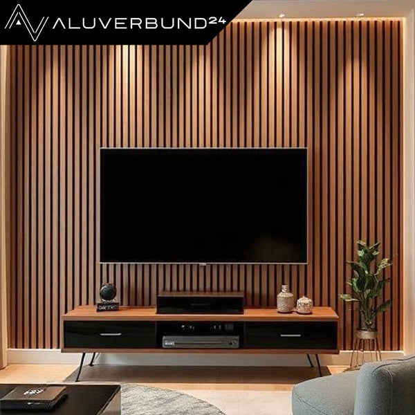 Wohnzimmer mit Holzlamellenwand, Fernseher und Lowboard