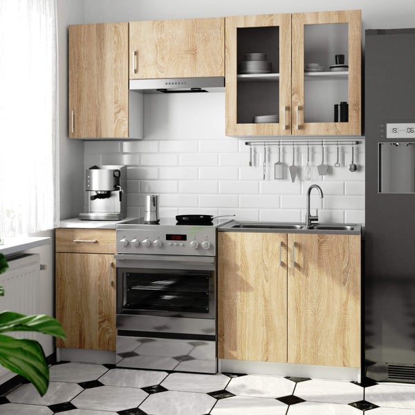 Komplette Küche mit Hängeschränken, Spüle, Herd und Kühlschrank