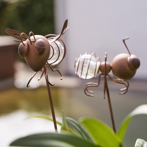 Dekorative Gartenstecker in Form von Ameise und Biene mit Solarlampen