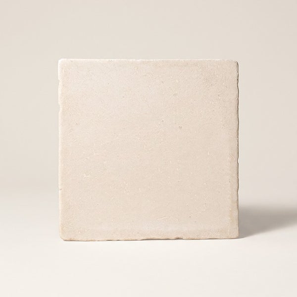 Quadratische Natursteinfliese aus Kalkstein mit strukturierter Oberfläche für Wand und Boden.