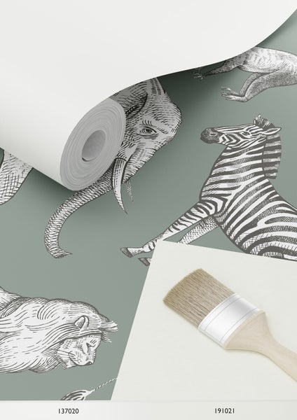 Tapetenrolle mit Tiermuster und ein Pinsel