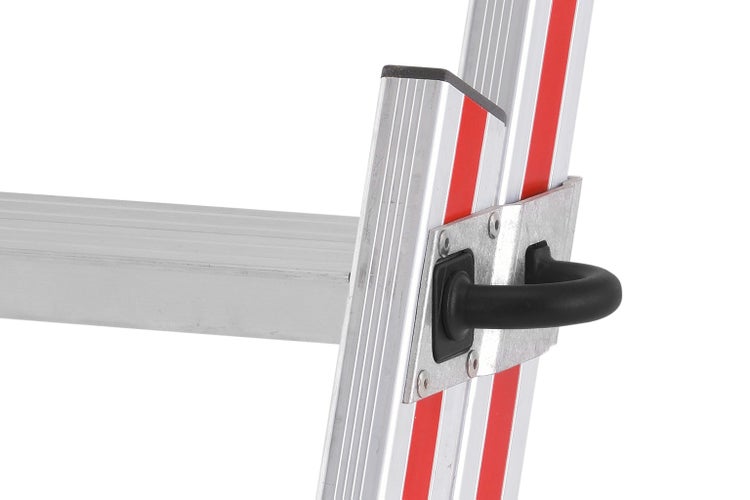 Detailansicht einer Aluminiumleiter mit roter Markierung und schwarzem Haken zur Befestigung.