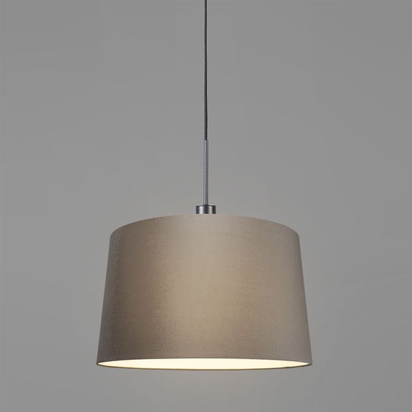 Pendelleuchte mit konischem Stoffschirm in Taupe und silberner Aufhängung.