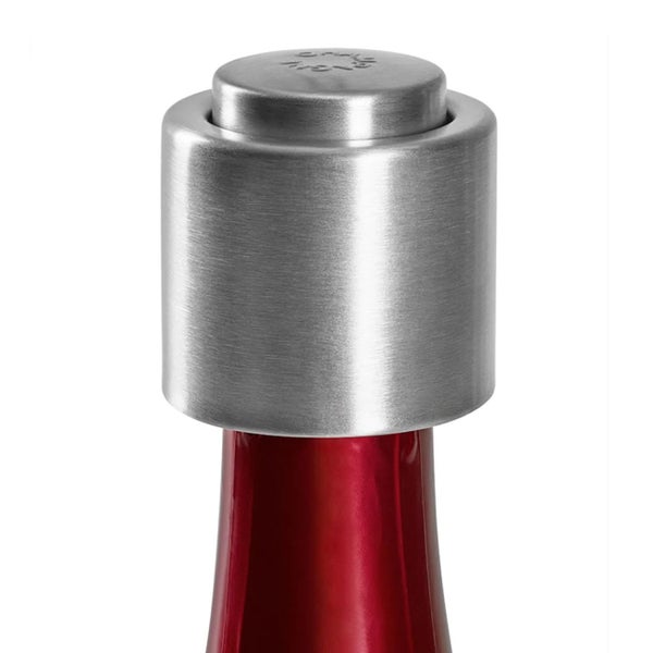 Flaschenverschluss aus gebürstetem Edelstahl auf einer roten Flasche.
