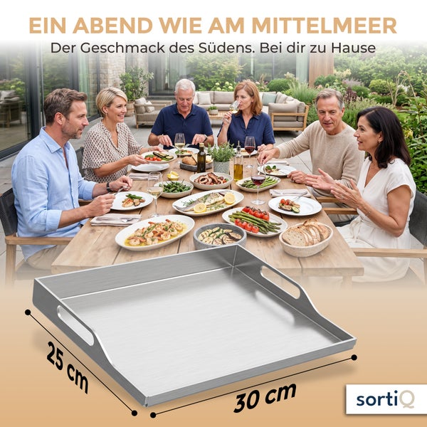 Rechteckige Grillplatte aus Edelstahl mit Griffen, Maße 25 Zentimeter mal 30 Zentimeter, präsentiert vor einer geselligen Essensszene im Freien.