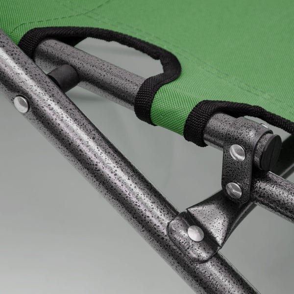 Detailansicht eines Campingstuhls mit Metallrahmen und grüner Sitzfläche