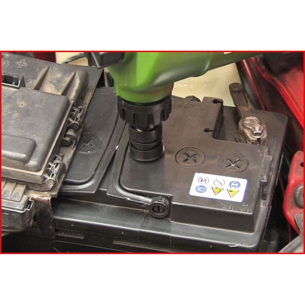 Autobatterie wird mit einem Werkzeug gewartet.