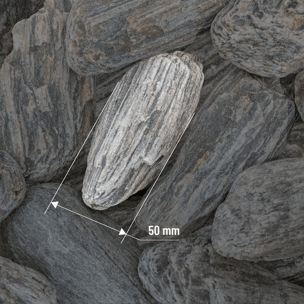 Nahaufnahme von dekorativen Gartensteinen aus Naturstein, ein Stein mit einer Maßangabe von 50 Millimeter.