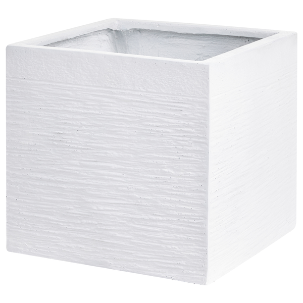 Quadratischer Pflanzkübel in Weiß mit strukturierter Oberfläche aus horizontalen Rillen.