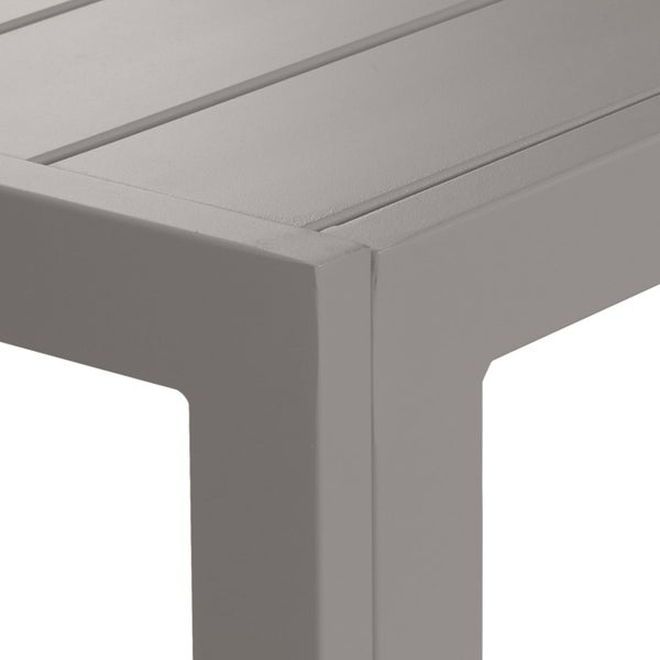 Detailansicht eines Gartentisches mit Tischplatte und Tischbein