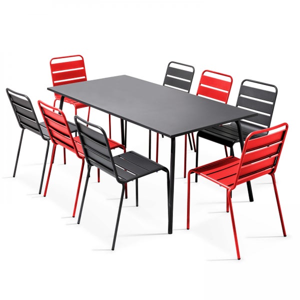 Gartenmöbel-Set bestehend aus einem rechteckigen Metalltisch und acht Metallstühlen mit Lattenrücken in Rot und Anthrazit.