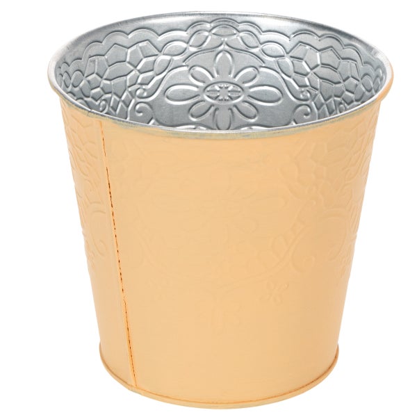Pfirsichfarbener Übertopf aus Metall mit eingeprägtem Blumenmuster.