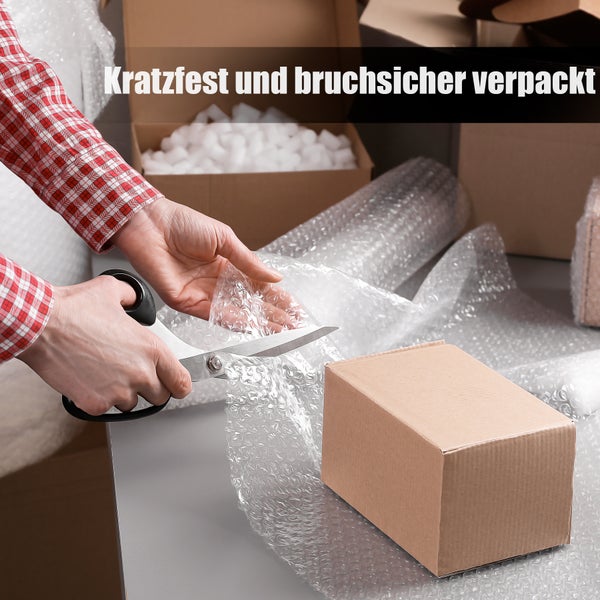 Verpacken eines Kartons mit Luftpolsterfolie zum Schutz vor Beschädigung.