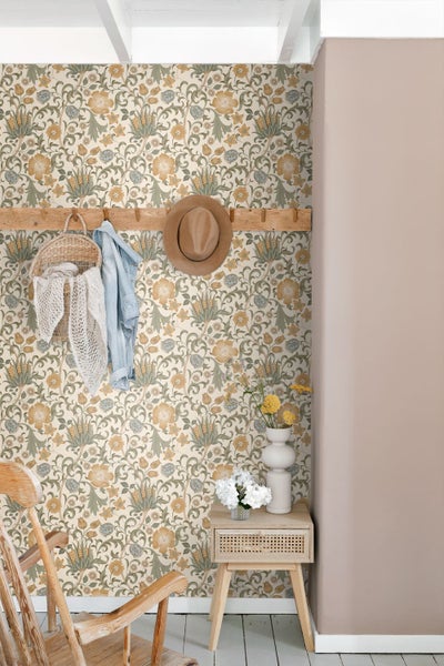 Vlies-Tapete mit floralem Muster im Jugendstil in einem hellen Flur mit Holzmöbeln und Garderobe.