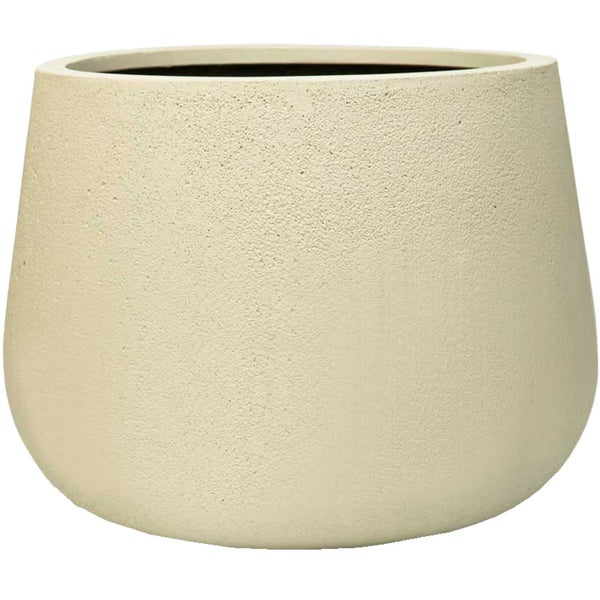 Runder Pflanztopf in Creme aus Kunststein mit rauer Oberfläche und konischer Form.