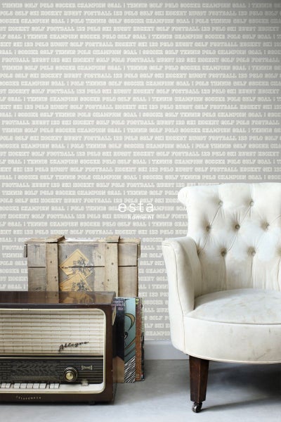 Dekorative Inneneinrichtung mit Sessel, altem Radio, Holzkiste und Wandtapete