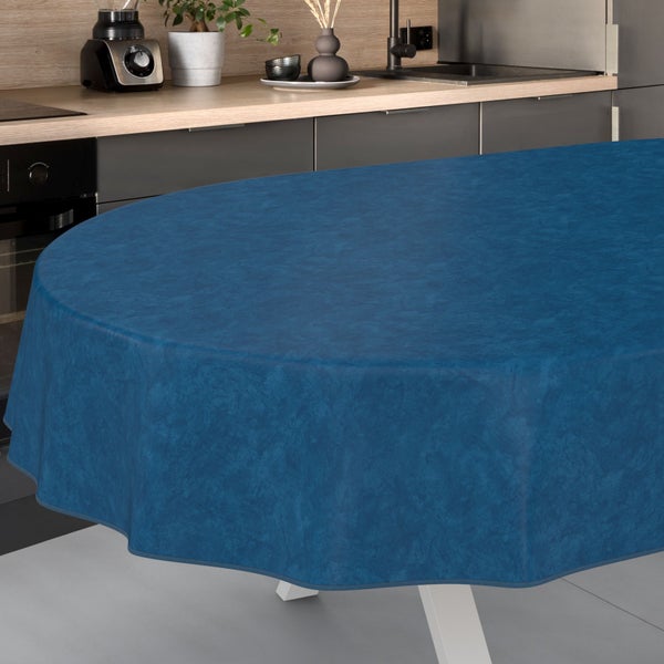 Blaues Wachstuch auf einem Tisch in einer Küche.