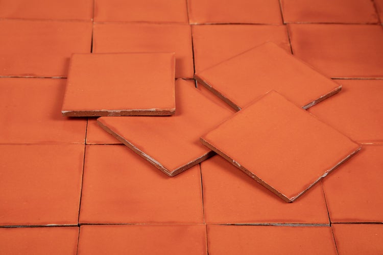 Quadratische Bodenfliesen aus Terrakotta