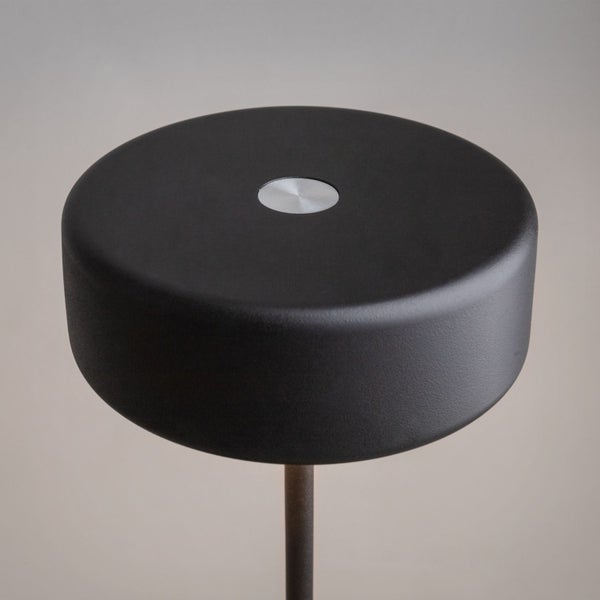 Tischleuchte mit rundem Schirm und Metallsockel