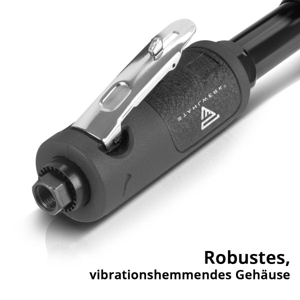 Weinflaschenregal aus Holz mit gefüllten Weinflaschen