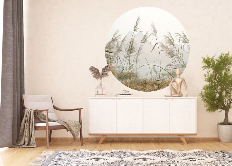 Wohnzimmer mit Sessel, Kommode, Dekoration und Wandbild