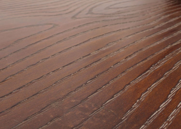 Nahaufnahme einer Tischplatte aus Holz