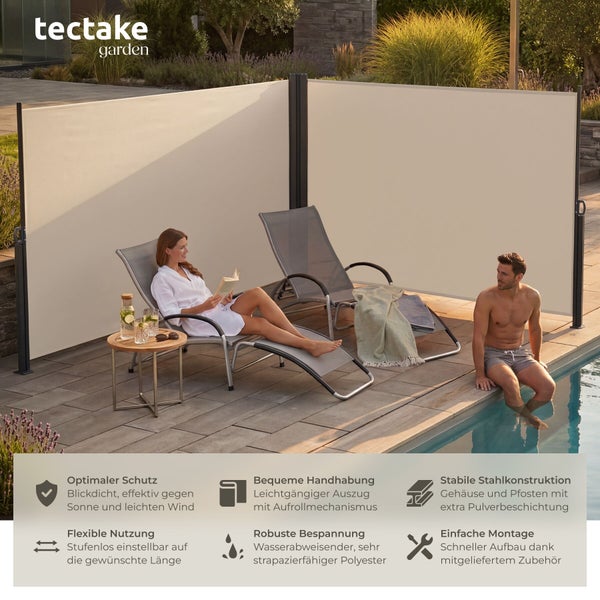 tectake Logo. Doppelte Seitenmarkise in L-Form als Sichtschutz auf einer hellen Terrasse am Pool. Robustes, wasserabweisendes Gewebe, einfache Montage.
