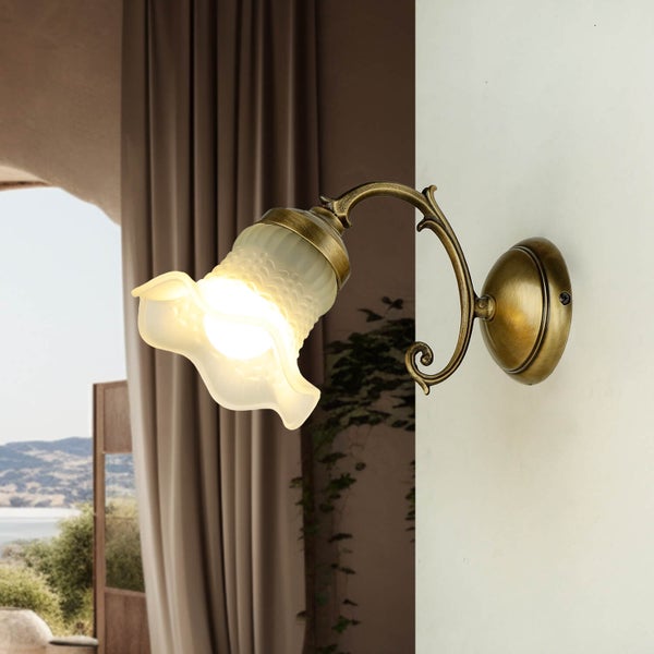 Wandleuchte mit Glasschirm im floralen Design