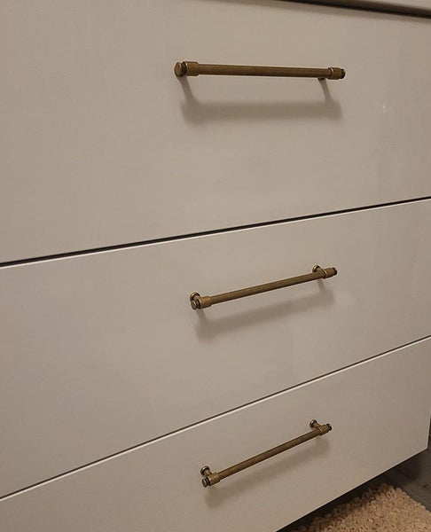 Moderne Kommode mit drei Schubladen und zylinderförmigen Möbelgriffen in Vintage Messing Optik