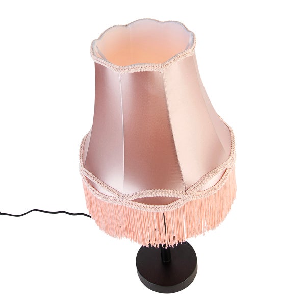 Tischlampe im klassischen Stil mit Stoffschirm, Fransen und rundem schwarzem Standfuß.