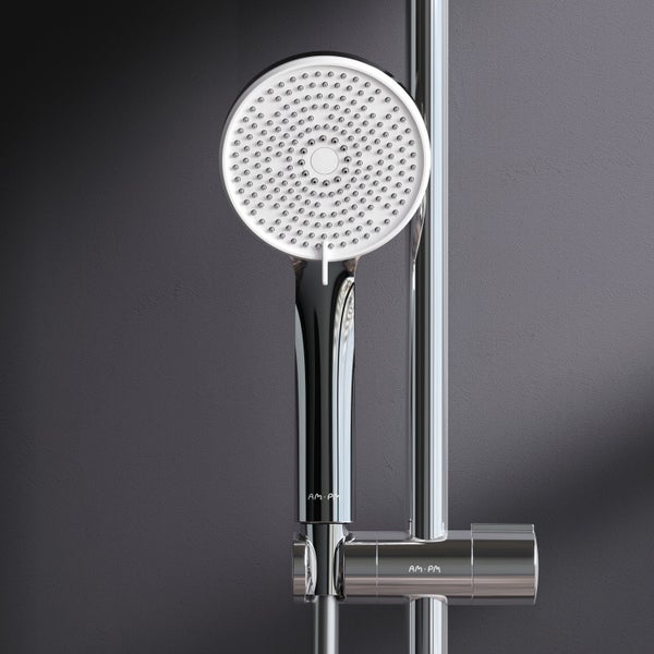AM.PM Handbrause mit Duschstange, rundes Design, aus glänzendem Metall und Kunststoff, ideal für moderne Badezimmer.