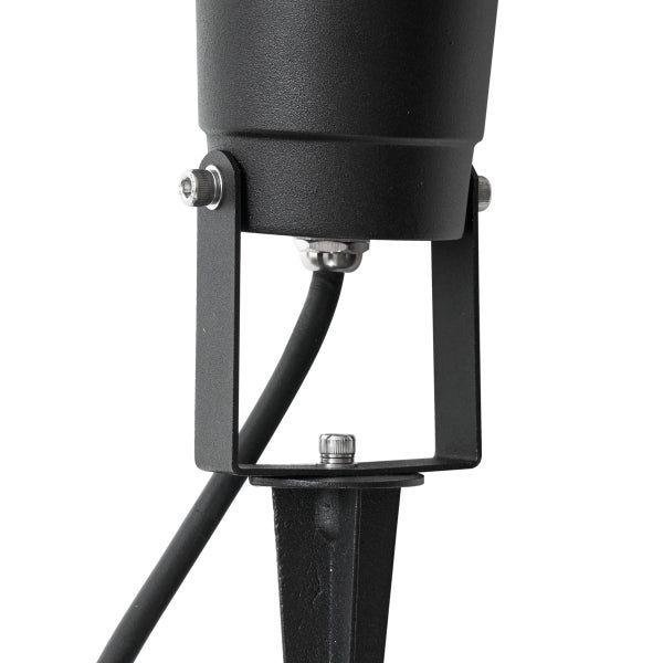 Detailansicht eines schwarzen Gartenstrahlers mit Erdspieß, verstellbarem Haltebügel und Kabelanschluss.